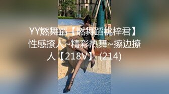 骚逼老婆~户外激情露出~车头脱光光一丝不挂，发浪发豪自摸奶子！好想叫几个哥们过来一起操死她！