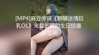 [MP4/ 967M] 阿姨很忙看着自己的骚女儿在床上被大哥爆草抽插，陪狼友互动撩骚吃女儿奶子