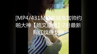 真实良家人妻，被老公无套插，精液颜射，拿精液当面膜，使劲抹脸上四处，荡妇婊子！