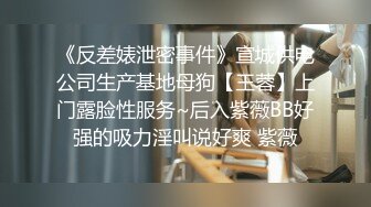 夜市宵夜摊低胸装美女被猥琐大叔围观 尽力防走光没想到下面还是被偷拍内裤夹进了屁股缝逼痕明显