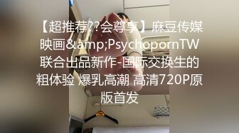 平时高傲霸气的女神跪着站在镜子面前，被强制摁住吃大鸡巴。反胃好几次，受不了还被男的往死里玩!