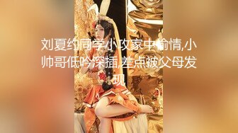 射进舅妈逼里，无套爆草风骚的大屁股玩弄骚奶子，黑丝情趣诱惑胯下呻吟浪叫不断，激情上位内射骚逼中出真骚