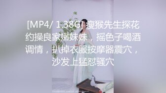 两个大老黑伺候一个中年熟女，口交两个大鸡巴真骚，被两黑鬼轮草抽插，干了骚逼干菊花，各种体位