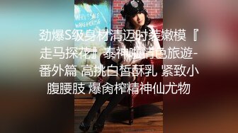 黑丝美女 夫妻时间久了偶然可以来点刺激增进感情 打开门在门口啪啪 如果让邻居大哥看到和老公一起3p那就更完美了