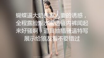 六月新流出厕拍大神潜入纸箱厂女厕全景后拍 漂亮女工美眉内裤都被经血弄脏了