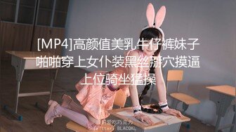 【风骚学妹大学宿舍约炮爱啪啪】全程露脸在沙发上自慰骚穴让小哥草嘴，多体位蹂躏抽插从沙发上干到床边，还用道具玩逼