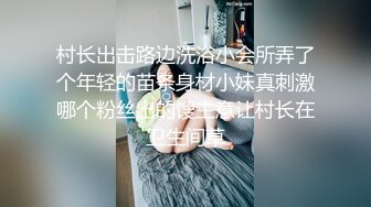 两小伙大白天在车上玩车震