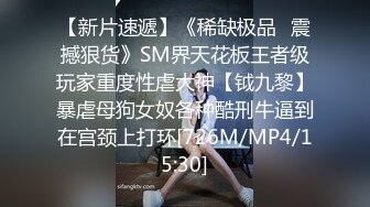 躲在气窗偷拍美女洗澡一个不留神差点被发现