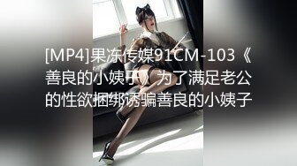 商场女厕全景偷拍一起来嘘嘘的姐妹花轮流来献B