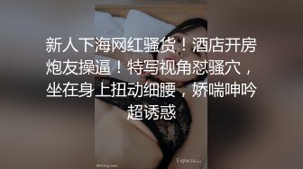 骨感辣媽大姨媽期給中年男口交擼射塗抹胸部 (1)