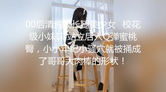 Skylar Vox 回到家在沙发上得到了一些大奶和一个胖屁股