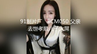 高颜值气质骚妻 爽不爽 嗯 哪里爽 看老婆坐在单男身上 自己抽插配合那享受的表情 鸡儿就兴奋