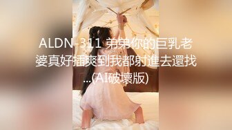 写字楼女厕倒背手走路闷骚型美职员,又细又长的穴缝磨起来肯定爽