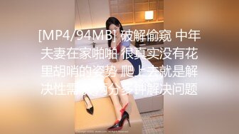 商场女厕偷拍两服务员 蘑菇头出来马尾辫要进 一个逼肥一个瘦 一个唇大一个小