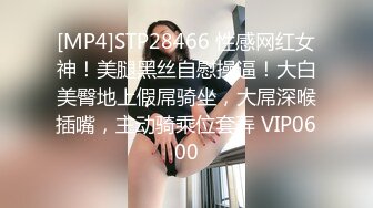 美女众多商场女厕隔板缝近景高清偸拍数位小姐姐方便，拍脸又拍逼人美逼更美 (5)