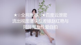 淫妻 绿帽就翘着二郎腿默默欣赏高颜值娇妻 翘起大屁屁上下嘴伺候着两根棒棒 这心境真不错