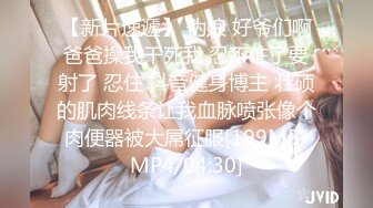 ❤️❤️喜欢吃屌的美女，麻花辫漂亮又骚，黑丝美臀翘起，埋头深喉，美臀骑乘位爆操，爽不爽小骚货