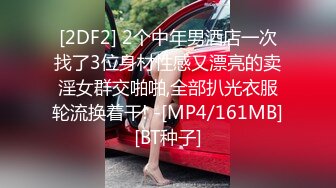 不想打扰正午睡的怀孕7、8个月媳妇,褕褕扒下她睡衣睡裤,拿著J8在外面摩擦,对著肚子里孩子说,妳妈正被用这个J8艹著