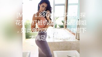 开档肉丝高跟诱惑轻熟女的精彩表演，玩的开说话骚听指挥，揉奶玩逼道具抽插浪叫呻吟不断，伸着舌头要舔鸡巴[