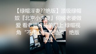 长发美女雪儿粉和男粉丝在网吧厕所约啪，爽到高潮但不敢叫出