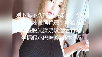 极品淫乱骚婊 4P堪比AV 两手各握肉棒一个舔B (1)