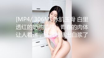 精彩的4P就是干，模样不错的嫩模伺候3根大鸡巴，舔硬了直接上位，嘴里也不闲着，被大哥精液洗脸，场面淫乱