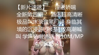 超短包臀白色牛仔裙美女逛街，一路跟拍粉色丁字裤（牛仔裙自带一条很细的内衬）