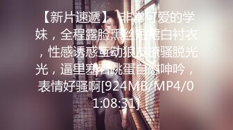 《极品CP魔手外购》商场女厕近景镜头先拍脸再拍逼，各种年轻美女小姐姐小少妇方便，大屁股潮妹透明内裤简直太骚了 (2)