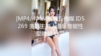 新来的平面美女模特一个人陪狼友嗨，初次下海还有点放不开，跟狼友互动撩骚， 揉奶玩逼自慰呻吟都黑木耳了