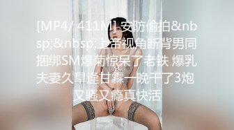 大胆牛人尾随偷拍回家的性感连衣短裙高跟长腿美艳少妇在她儿子面前将手机直接塞裙底开电筒拍非常刺激