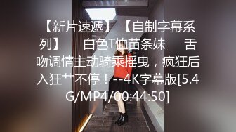 【哥只是一个传说】，漂亮清纯美女相伴，一对大白兔