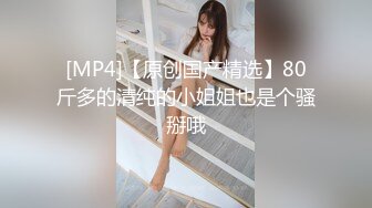 招聘模特来试衣服，迎来一位小巧瘦瘦的女孩来试婚纱，两人聊天开心，感觉还挺像新娘子 哈哈哈