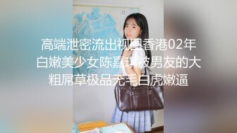 气质短发美女解开内衣柔软大奶跪在椅子屁股摇摆，掰开骚穴特写