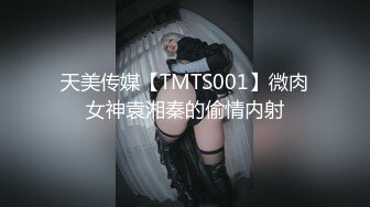 逼逼带着阴环，阴唇带着小铃铛的极品骚女，燃情大秀直播道具抽插骚穴和菊花，双插蹂躏刺激不断，浪叫不止[