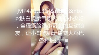 漂亮美女 牛仔裤开破洞 撅着屁屁被大鸡吧无套爆菊花 这么粉嫩的无毛鲍鱼都操腻了 内射