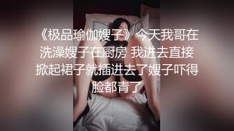 八字奶老熟女躺在床上自慰玩穴