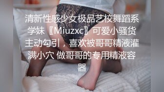 坏坏的学妹露脸上个厕所也要陪浪骚一下，吸完小烟脱光了揉奶自己抠逼给狼友看，手速不错给骚逼抠出白浆真骚