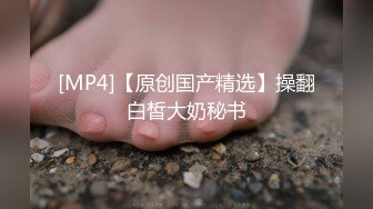 最新流出大奶淫妻AAlife户外露出勾引大爷3P双龙入双洞 (1)