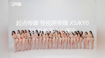 比较有韵味的轻熟女发骚诱惑狼友，丝袜情趣听狼友指挥展示，道具不停抽插大黑笔浪叫不止，掰开看特写别错过