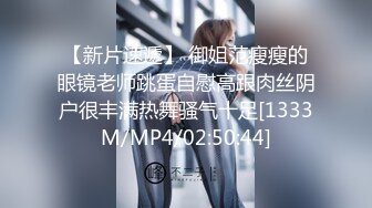 沟厕CP热裤MM小便,没想到起来的时候被她发现我了