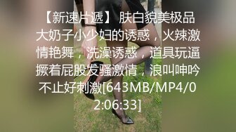 风骚熟女露脸好骚啊，跟小哥床上激情啪啪，后入爆草抽插对着镜头浪叫呻吟，表情好骚主动上位揉捏骚奶子呻吟