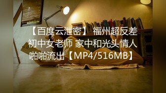 风骚的少妇姐姐露脸野外寻刺激，车内自慰诱惑狼友，揉奶玩逼给手插带上套子，大屁股上下抽插浪叫呻吟好刺激