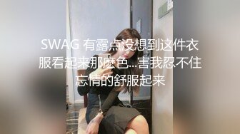 小情侣在网吧包房里面看看电影女友蹲下给口活，不仅颜值高，技术很熟练