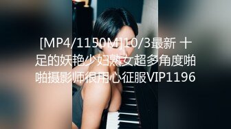 漂亮制服美女3P 身材娇小 同时伺候三根肉棒 嘴叼逼插 被无套输出 非常享受舒坦